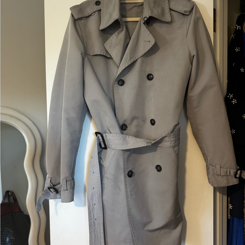 Men’s Banana Republic Double-Breasted Trench Coat in Light Gray. Size Small